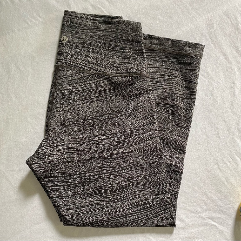 ** price drop today only** Lululemon white/grey 21”inseam crop leggings